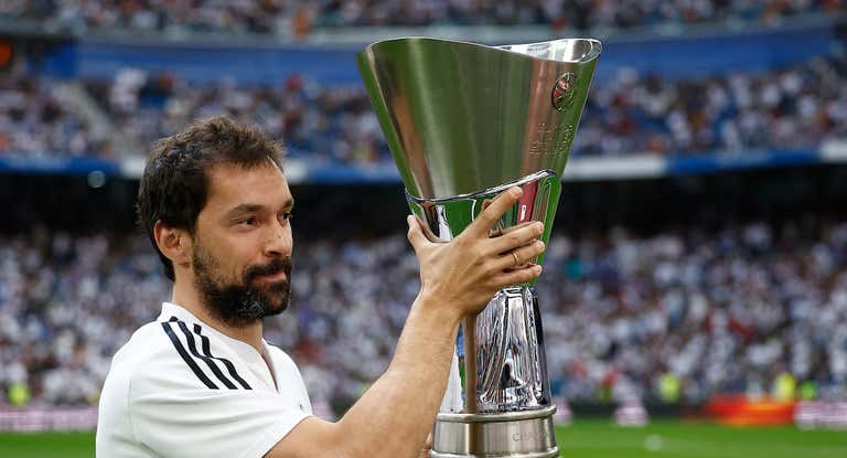Sergio Llull con el trofeo de campeón de la Euroliga.