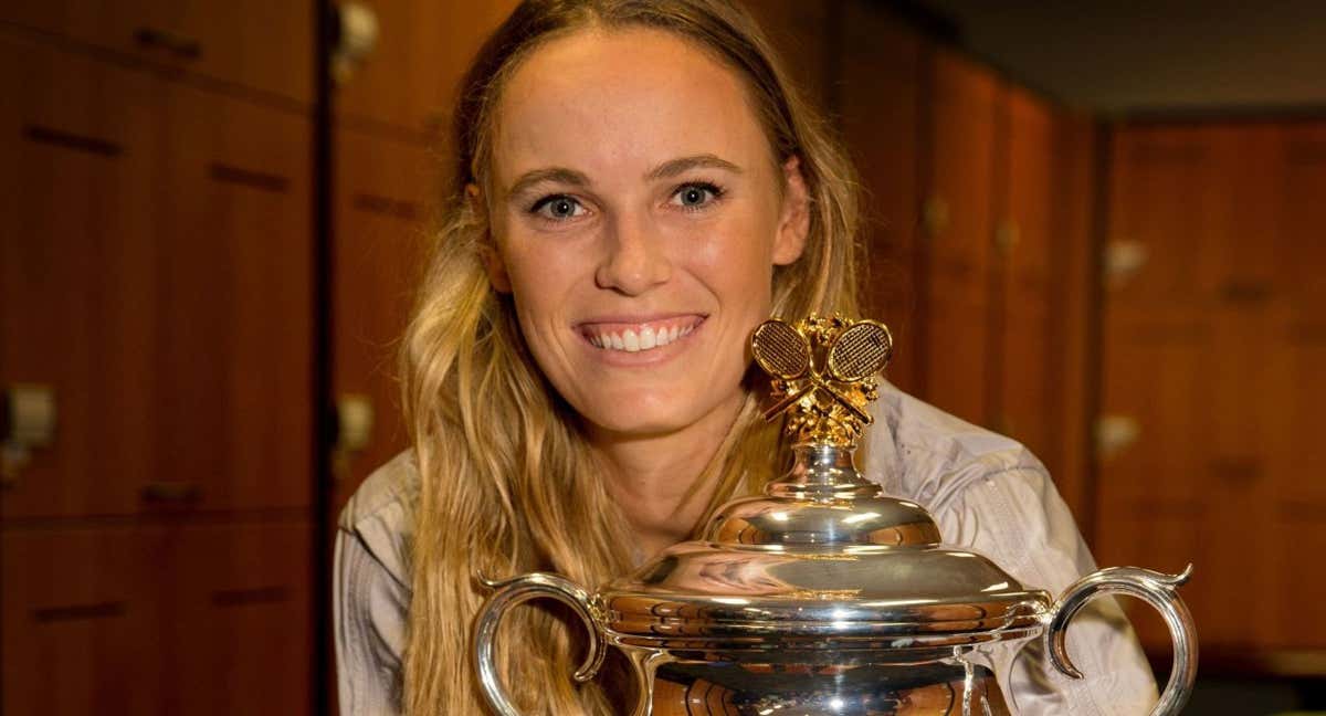 Caroline Wozniacki posa con la copa de campeona en el Abierto de Australia 2018/AFP PHOTO / TENNIS AUSTRALIA / Fiona Hamilto