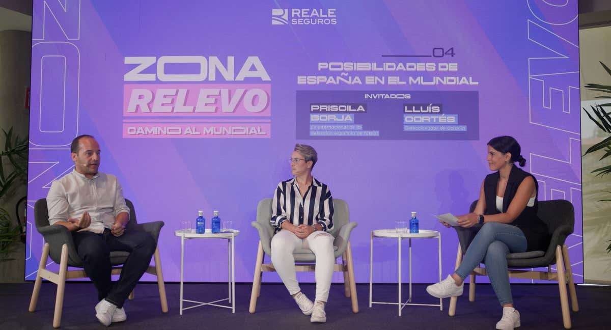 Lluís Cortés, Priscila Borja y Mayca Jiménez durante la charla.