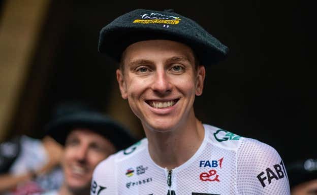 Tadej Pogačar, luciendo 'txapela' en la presentación del Tour de Francia 2023.  ASO / CHARLY LÓPEZ