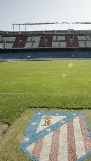 Imagen del antiguo escudo, sin el ribete dorado que llevó en los últimos años, en el desaparecido estadio Vicente Calderón.  EFE