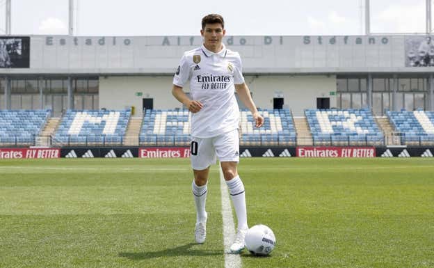 Fran García, en su presentación con el Real Madrid.  EFE