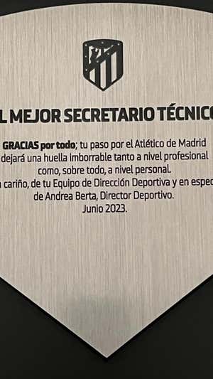 La placa-recuerdo que le entregó el Atlético a Luis Rodríguez.