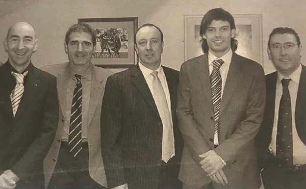 Pako Ayestarán, Paco Herrera, Rafa Benítez, Fernando Morientes y Luis Rodríguez, en su etapa en el Liverpool.