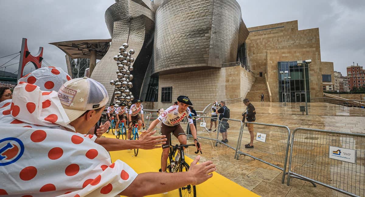 El pelotón del Tour a su paso por el museo Guggenheim de Bilbao./EFE