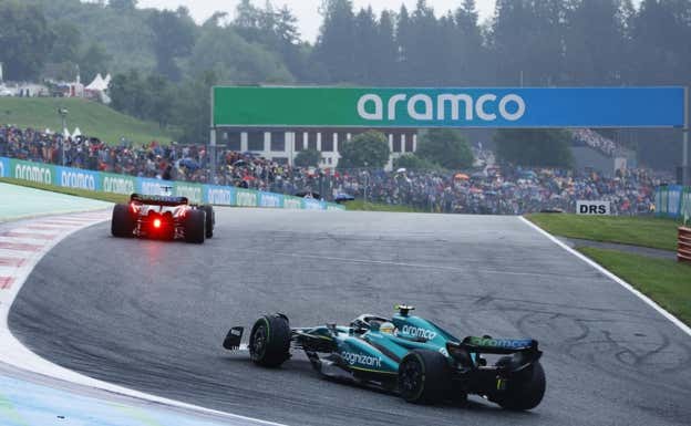 Los dos Aston Martin de Lance Stroll y Fernando Alonso, en la Sprint del GP de Austria.  Aston Martin