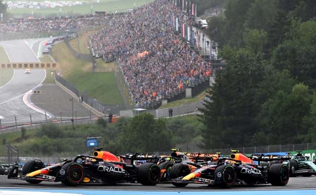 Max Verstappen supera a Sergio Pérez en la curva 3 durante la primera vuelta de la Sprint en Austria.  EFE