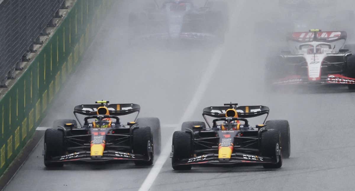 Sergio Pérez adelanta a Max Verstappen en la salida de la Sprint del GP de Austria. /Reuters