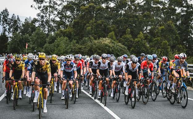 El pelotón del Tour de Francia, con los ciclistas de UAE Team Emirates en el centro, durante la primera etapa del Tour de Francia 2023.  ASO / PAULINE BALLET