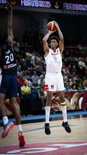 Baba Miller lanza a canasta.  FIBA