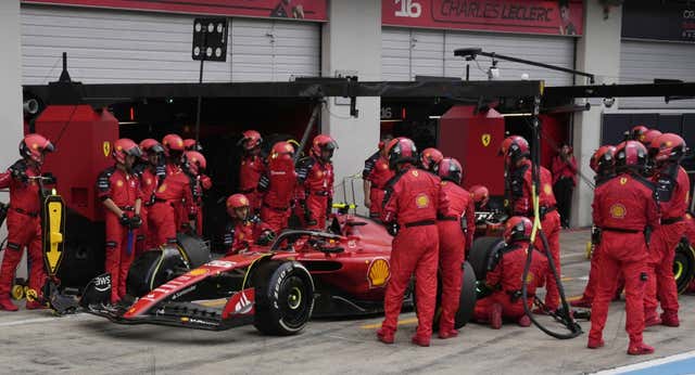 Una estrategia cuestionable de Ferrari frustra a Carlos Sainz… y no es la primera vez