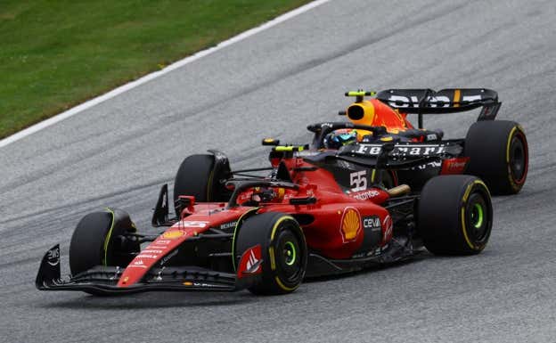 Batalla entre Sergio Pérez y Carlos Sainz en Austria.  Reuters