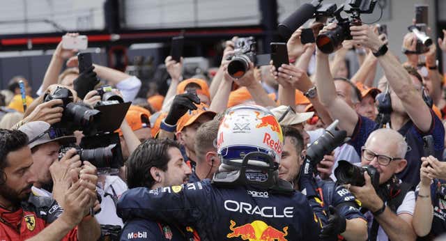 Un imperial Verstappen supera a Ayrton Senna en victorias y la estrategia deja sin podio a Sainz