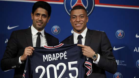 Nasser Al-Khelaifi y Kylian Mbappé, felices con la renovación que anunciaron en el mes de mayo del año pasado. /EFE