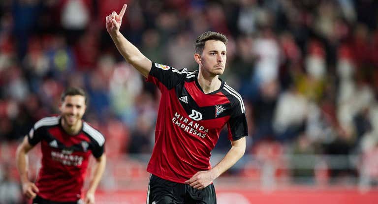 Raúl García de Haro celebra un gol con el Mirandés.
