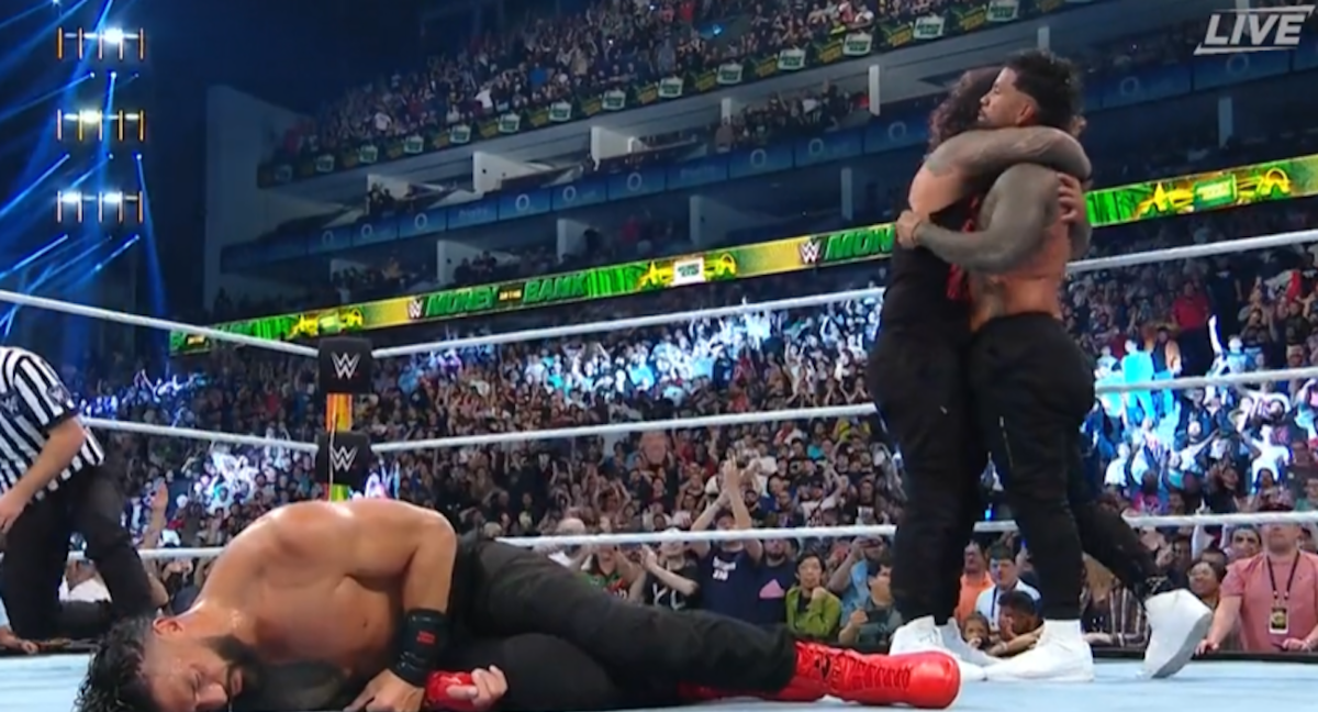 The Usos festejan tras ganar a Reigns.