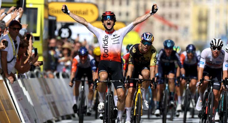 Victor Lafay celebra la victoria en San Sebastián por delante de Van Aert y Pogacar.