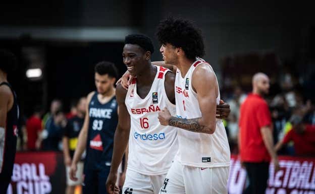 Victory Onuetu, junto a Almansa.  FIBA