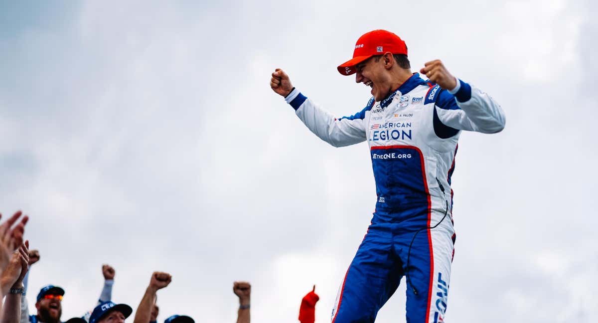Álex Palou celebra su tercera victoria consecutiva en Mid-Ohio.