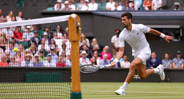 Djokovic comienza la defensa de su corona con paso firme en la hierba de Wimbledon