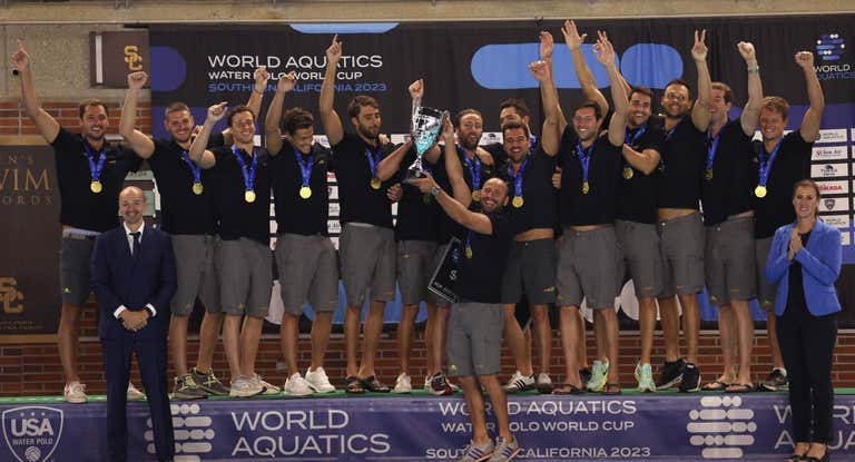 España celebra el oro en la Copa Mundial de waterpolo.