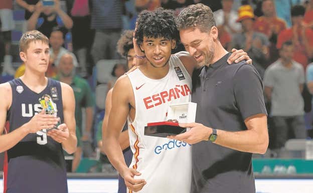 Izan Almansa junto a Pau Gasol.  EFE