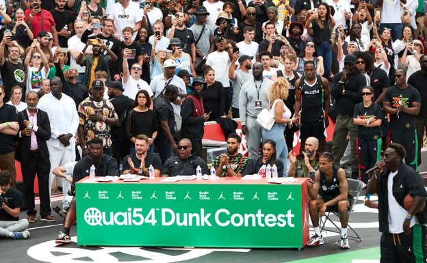 Zion Williamson, Luka Doncic, Jayson Tatum y Gaby Williams fueron el jurado del concurso de mates del Quai 54.  NIKE