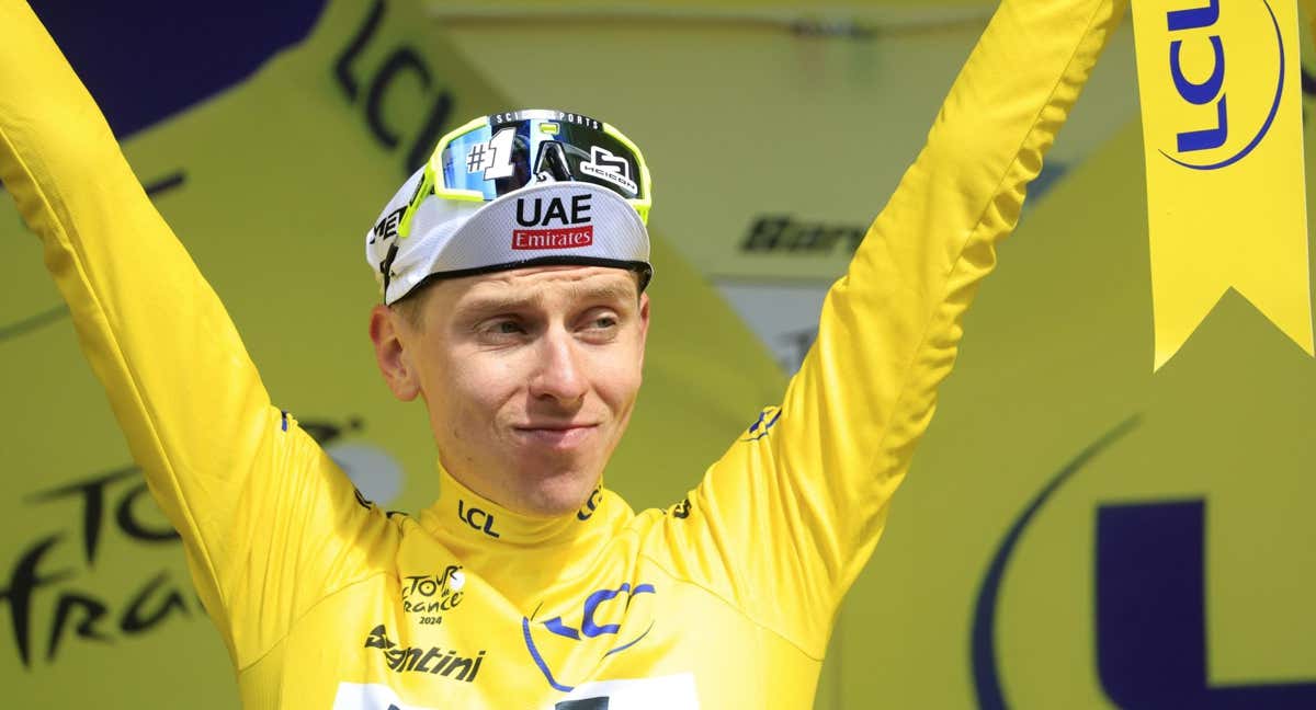 Pogacar celebrando el podio, con el maillot amarillo.