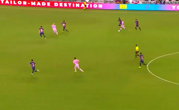 Nico no llega a cortar la conducción, dejando desprotegido todo el carril central.  WYSCOUT