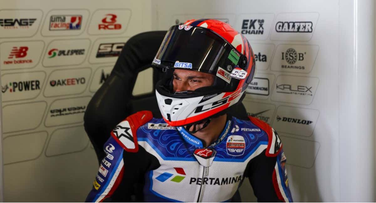 Carlos Tatay en el box del SAG Racing Team.