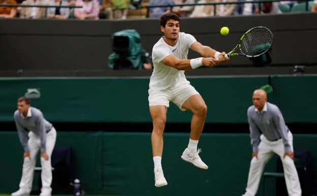 Carlos Alcaraz se ha estrenado en la hierba de Wimbledon. REUTERS