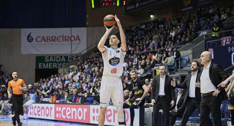 Edgar Vicedo lanza un triple durante un partido del Obradoiro.