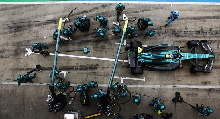 Pitstop de Fernando Alonso y Aston Martin en el GP de Austria.