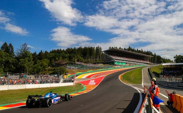 Fernando Alonso, en la subida desde Eau Rouge a Raidillon en el GP de Bélgica 2022.  DPPI