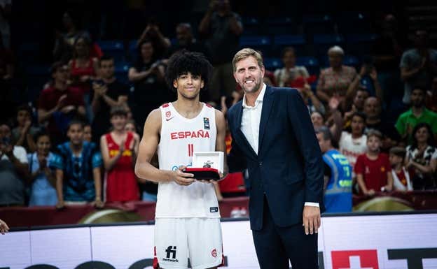 Izan Almansa junto a Dirk Nowitzki. FIBA
