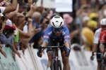Philipsen repite victoria en el final más accidentado del Tour de Francia