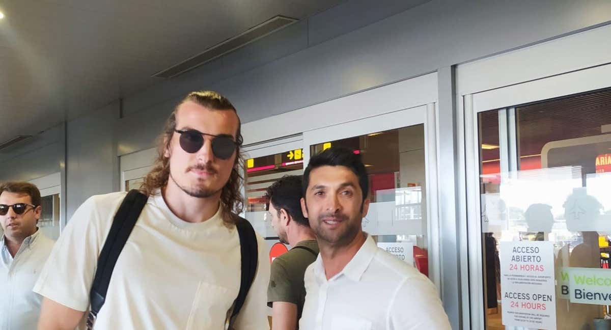 Söyüncü, a su llegada a Madrid. /RELEVO/GUERRERO