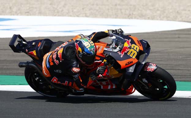 Brad Binder, a lomos de la KTM, en el GP de Países Bajos 2023 de MotoGP.  Reuters