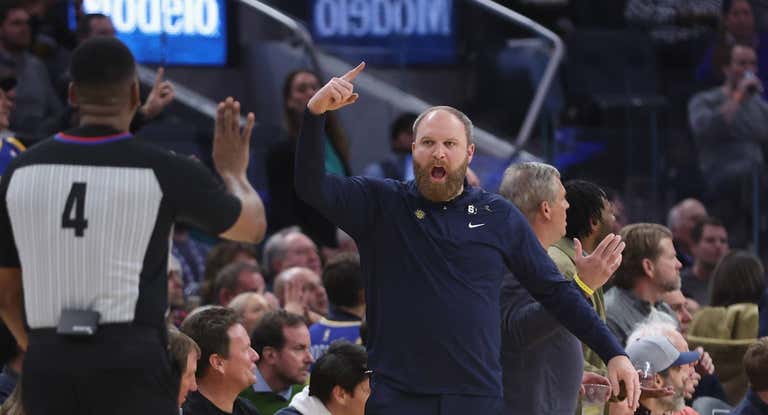 El entrenador de Memphis Grizzlies Taylor Jenkins pide un 'challenge'.