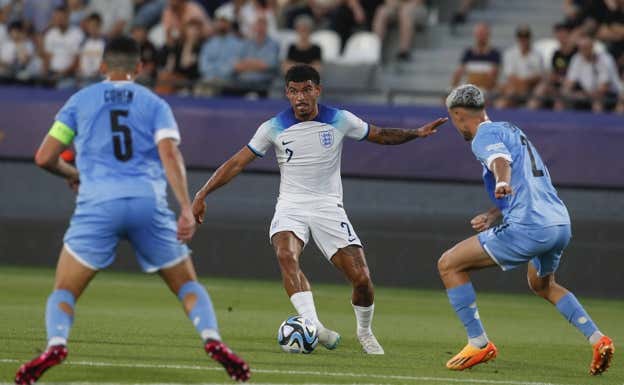 Morgan Gibbs-White, en una acción durante el torneo.  EFE