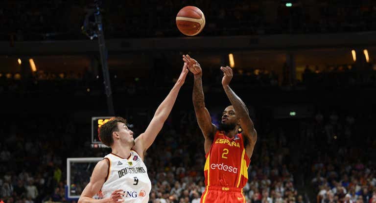 Lorenzo Brown en el partido de semifinales del Eurobasket ante Alemania.