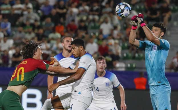 Trafford despeja un balón ante Portugal.  EFE