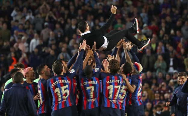 Xavi, manteado por sus jugadores tras ganar LaLiga. AFP