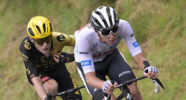 El Tour copia a la Fórmula 1 y ‘pincha’ los pinganillos: «Aprieta los dientes que puedes ganar»