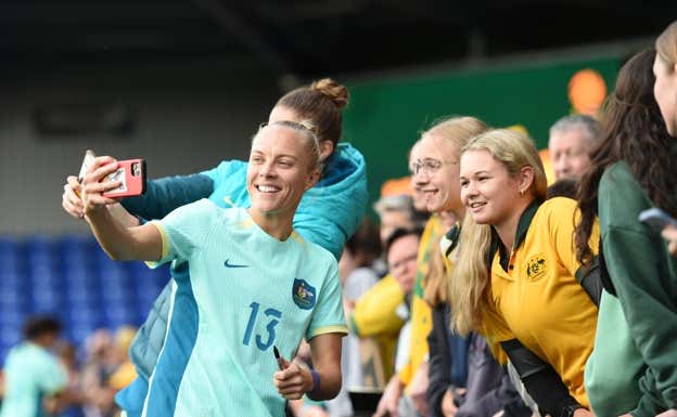 Jugadoras de Australia atienden a los fans.  MATILDAS