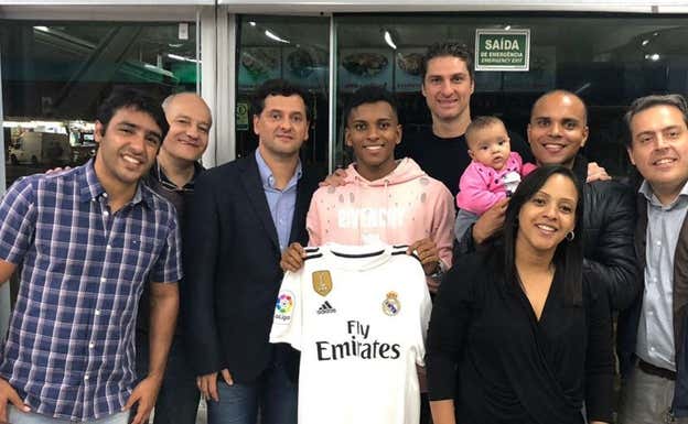 Juni Calafat, tercero por la izquierda, cuando Rodrygo se presentó con el Real Madrid.