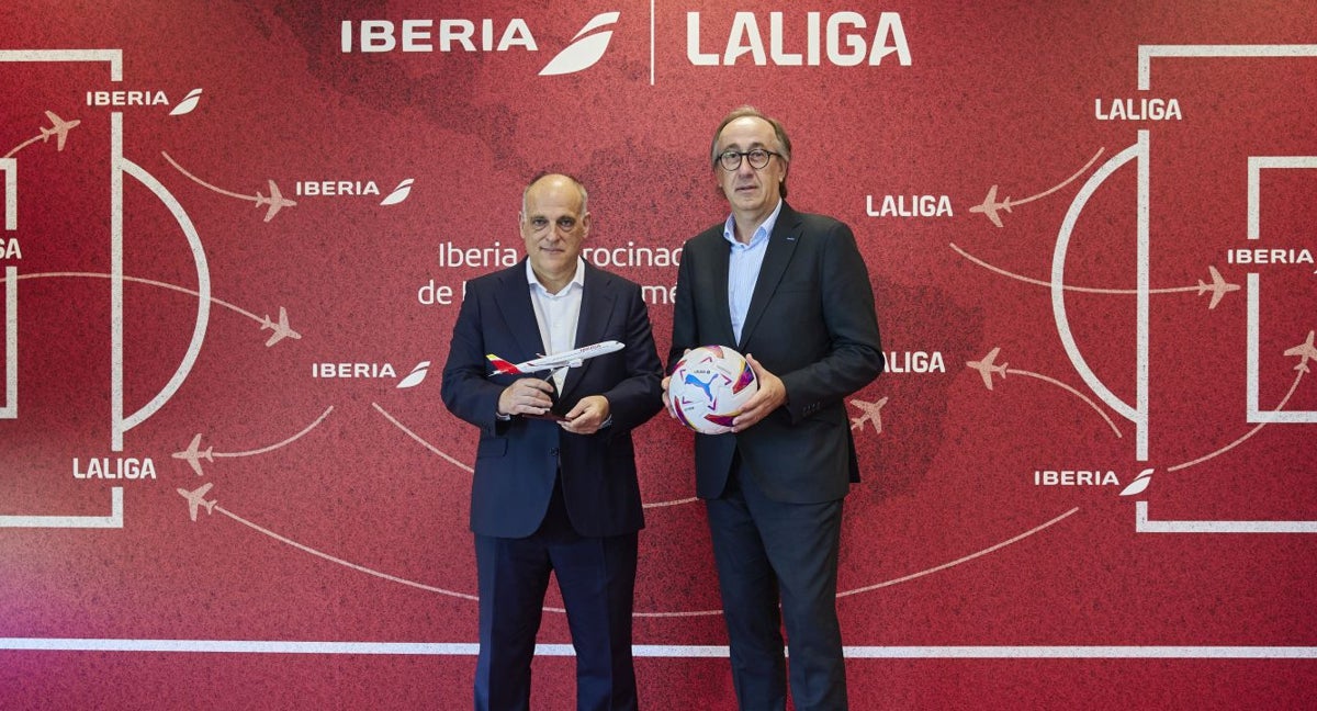 Javier Tebas, Presidente de LaLiga, junto a Fernando Candela, Presidente y CEO de Iberia.