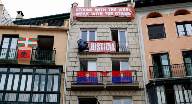 Pamplona es un clamor en el chupinazo: cánticos contra la UEFA y «Gora Osasuna»