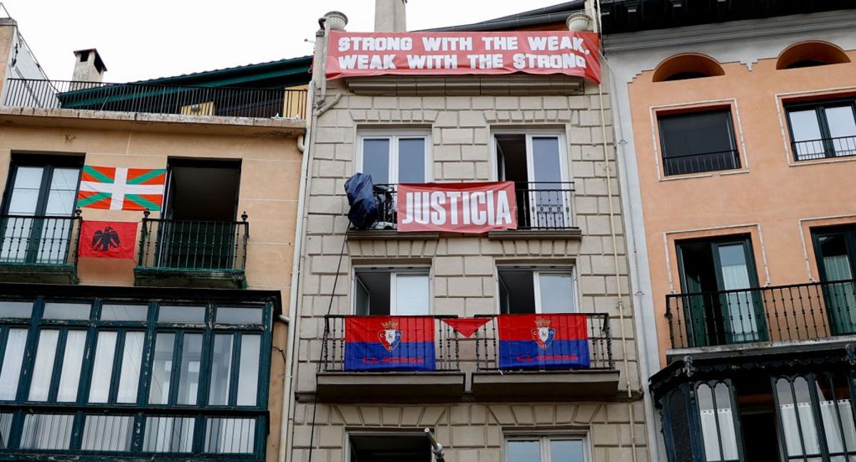 Pancartas reivindicativas en la fachada de un edificio de la Plaza Consistorial de Pamplona.