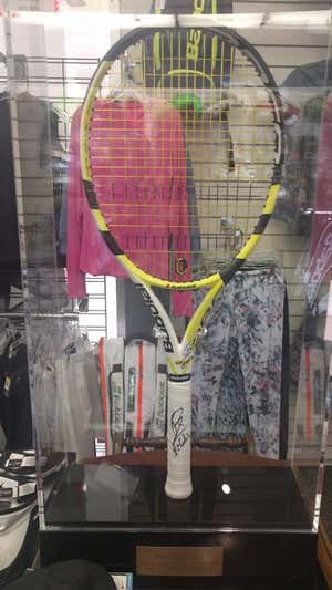 La raqueta de Nadal en Wimbledon 2008, expuesta en la tienda de Brad Gilbert. BRAD GILBERT